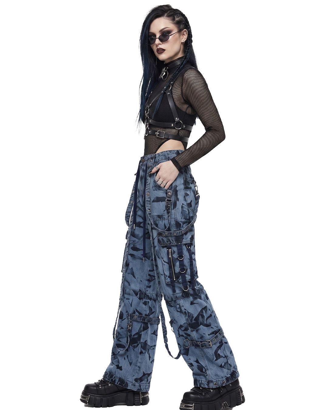 Wide leg cargo jeans side profile, baggy cargo pants women, y2k cargo pants styling with sunglasses