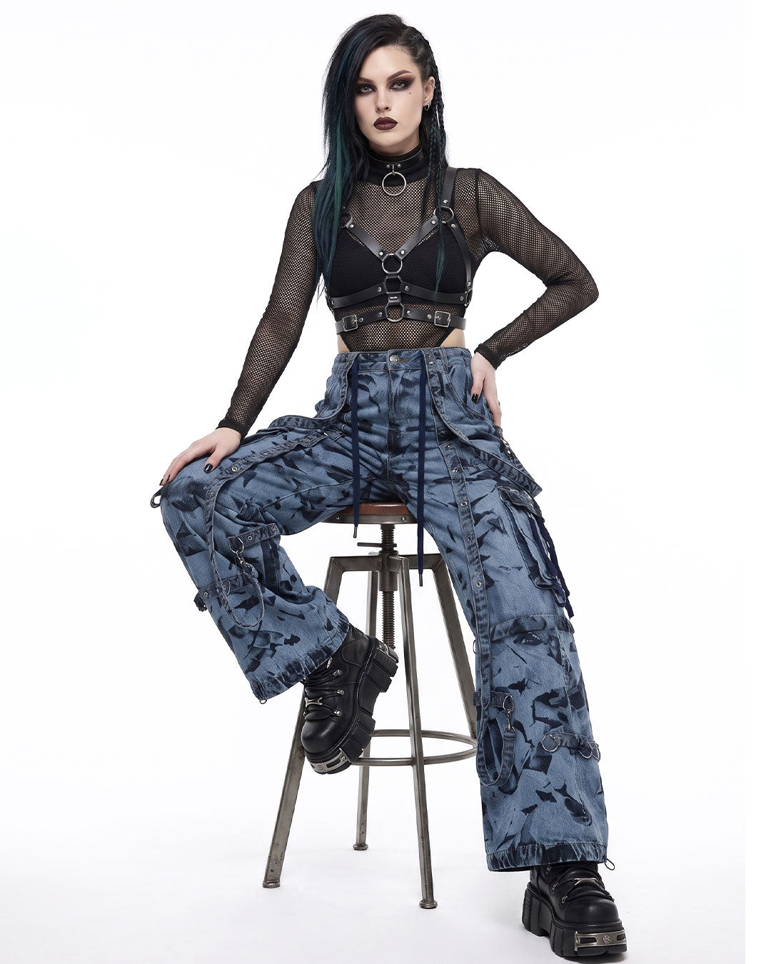 Woman sitting wearing wide leg cargo jeans, baggy cargo pants women, y2k cargo pants sit pose